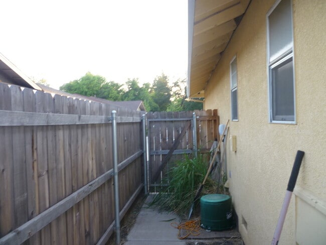 Building Photo - Cute Home Boasting Hardwood, close to Enloe and downtown Chico!