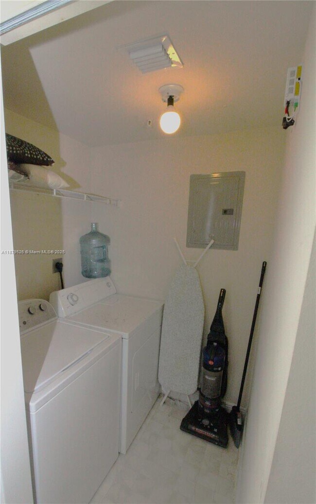 Building Photo - 17150 N Bay Rd