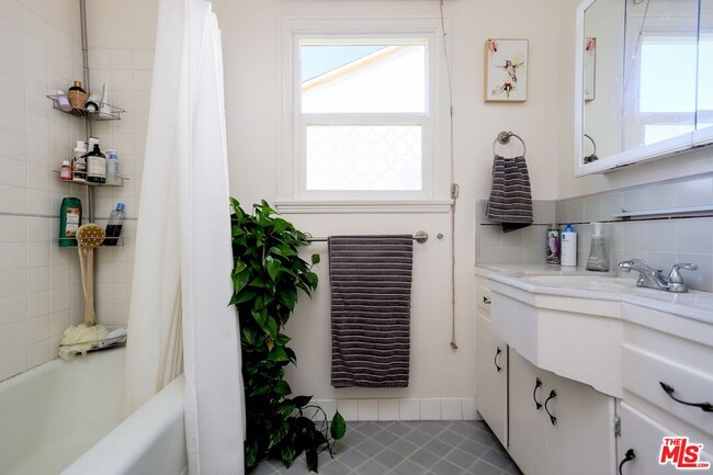 Building Photo - 5615 Wenlock St