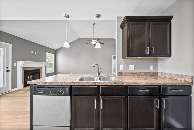 Building Photo - Pet Friendly Three Bedroom!