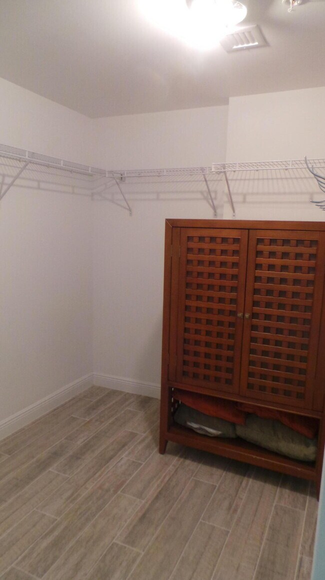 Building Photo - 610 Clematis St