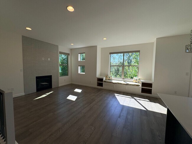 Building Photo - Stunning Home with Great Views