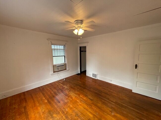 Building Photo - Wealthy St / Cherry St Duplex for Rent