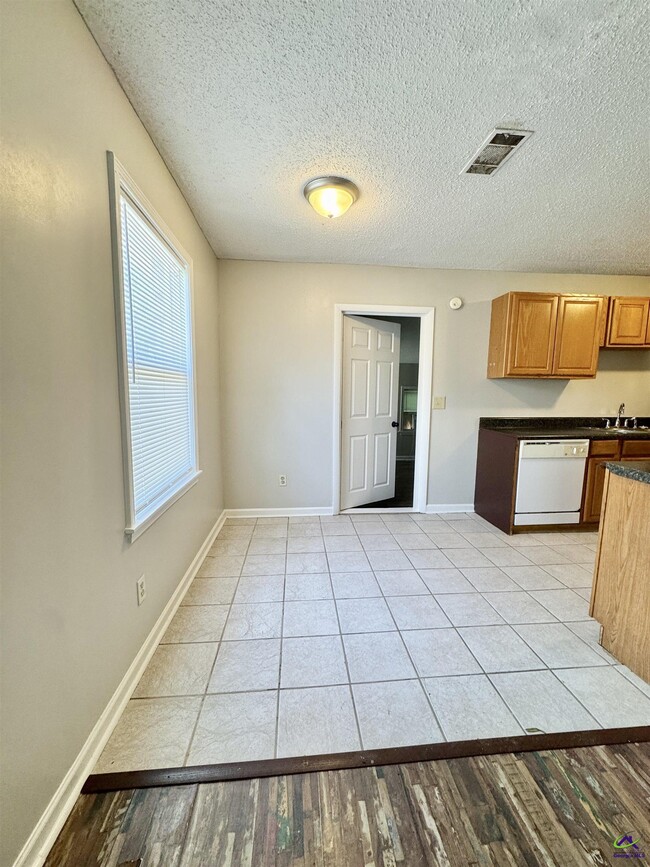 Building Photo - 102 Varee Dr