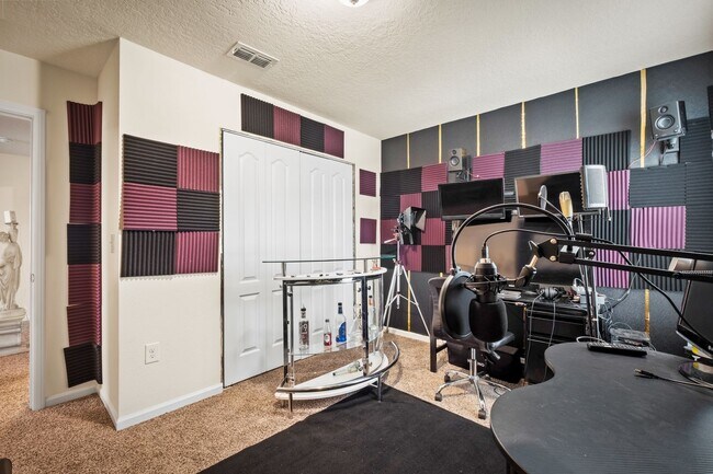 Building Photo - Beautifully Apportioned 2-Story Home in Fox Creek