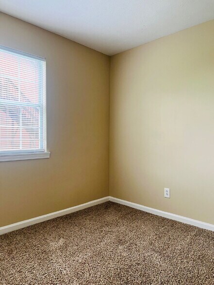 Building Photo - "Charming 2-Bedroom Gem in Clarksville – Cozy 965 Sq Ft Retreat!" 3854D Northeast Dr. Clarksville...