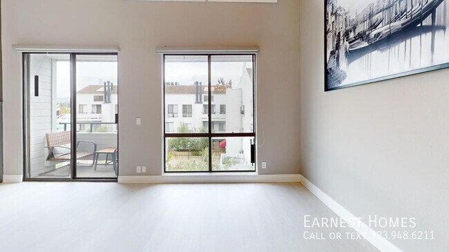 Building Photo - 13331 Moorpark St