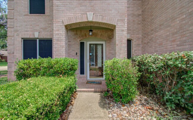 Building Photo - 3203 Blaesser Dr