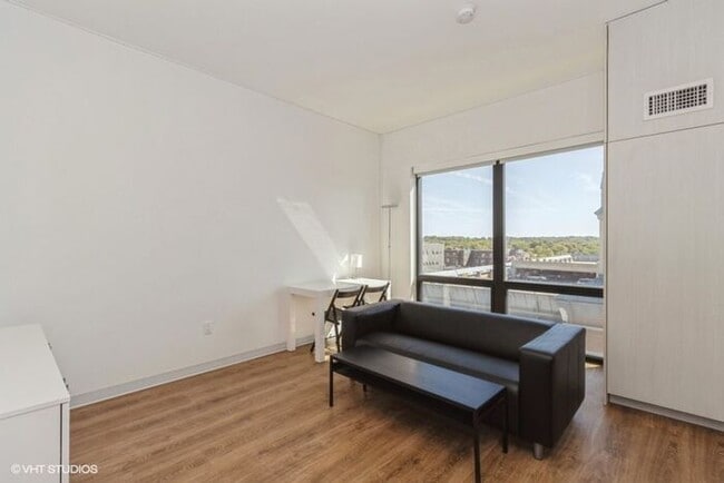 Building Photo - $1,350 | 1 Bedroom, 1 Bathroom Furnished A...