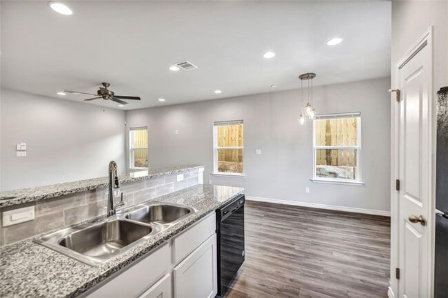 Building Photo - 207 Peruna Dr