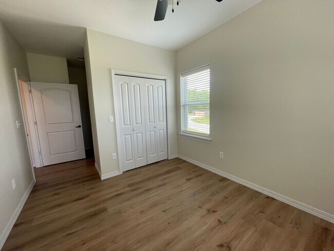 Building Photo - Golf Quarters - GQ 207