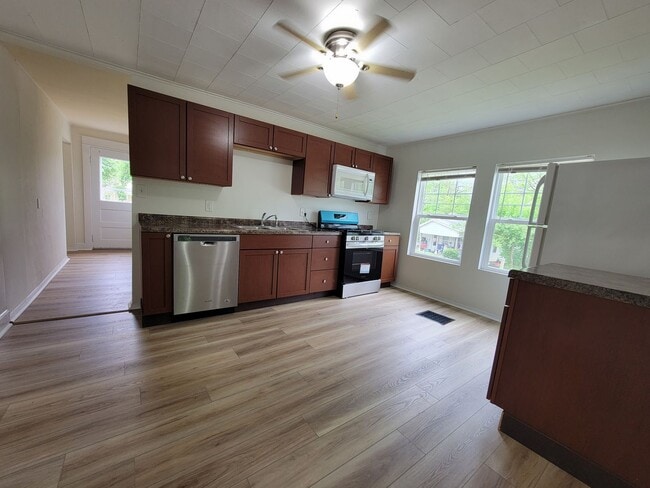 Building Photo - 3 Bedroom, 1 Bath, Section 8 Approved & Av...