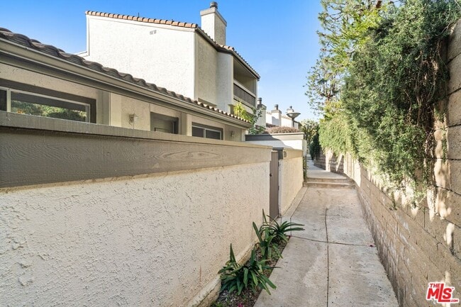 Building Photo - 1722 Palisades Dr