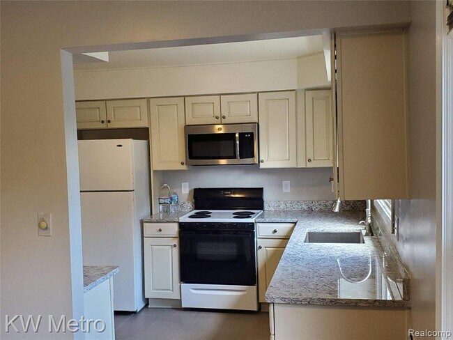 Building Photo - 553 N Old Woodward Ave