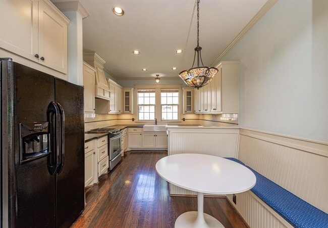 Building Photo - 722 E 25th St