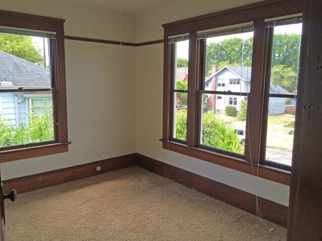 Building Photo - 5 bedroom house in the heart of Corvallis!