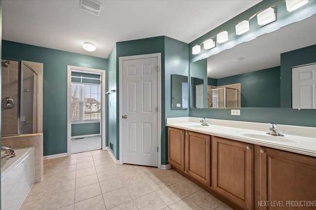 Building Photo - 706 Versailles Pkwy