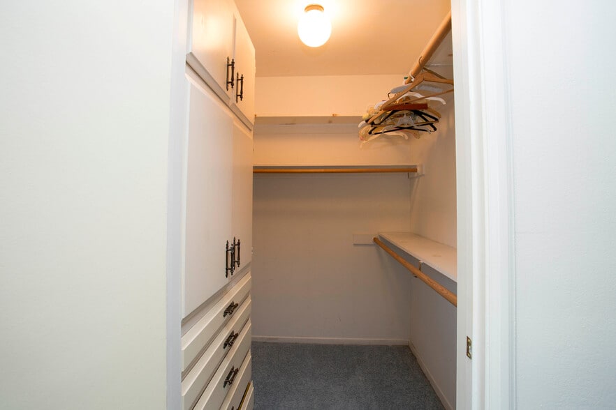 Bed 2 Walk-in - 5057 Shirley Ave