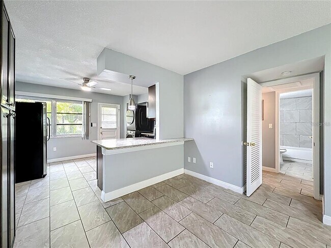 Building Photo - 825 N Primrose Dr