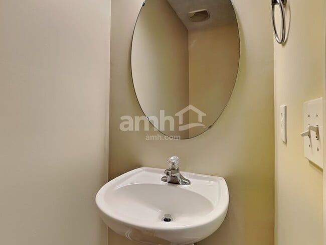 Building Photo - 5960 Driftwood Ct