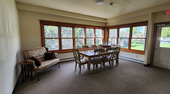 Building Photo - 1 Bedroom, 1 Bath Apartment- All utilities...