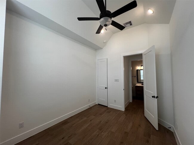 Building Photo - 10923 Cres Spg Dr