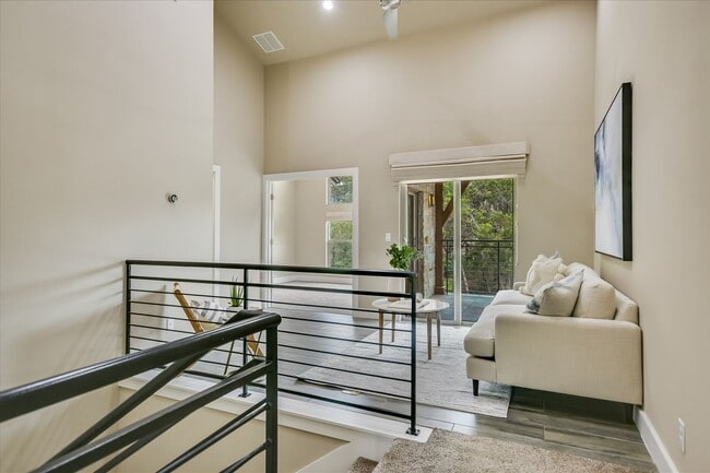 Building Photo - Lovely Hillside Condo on 2222