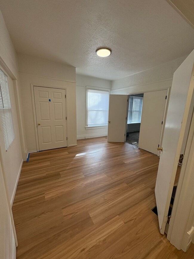 Building Photo - Beautiful 4 Bedroom, 2 Bath in Prime Location