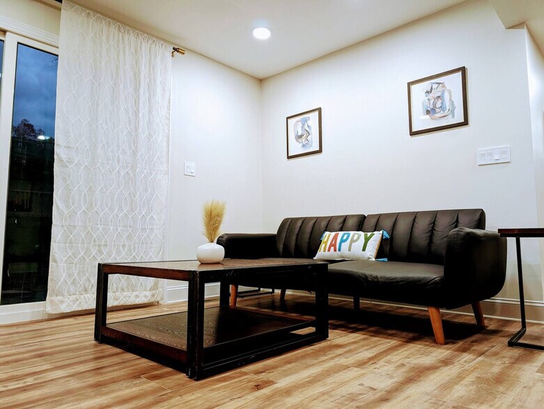 Building Photo - 1366 Lake Colony Dr