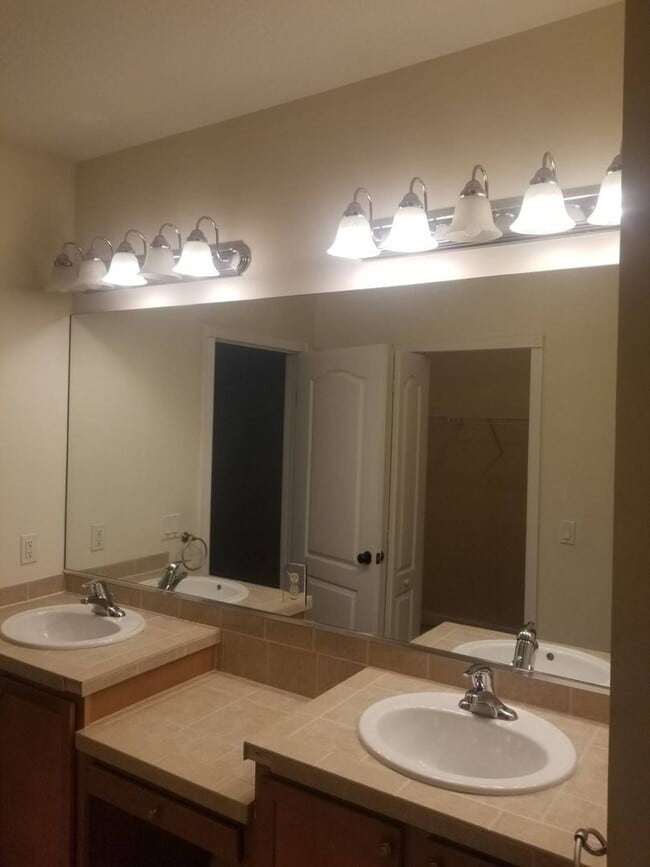 Building Photo - BACK ON THE MARKET!!! Grab this Spacious 4 Bedroom 2.5 Bath Townhouse