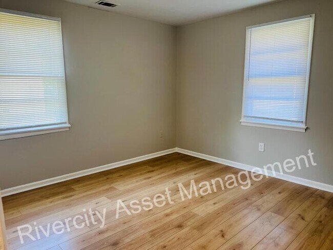 Building Photo - SECTION 8 FRIENDLY!!!! NEWLY RENOVATED READY FOR MOVE IN!!!!