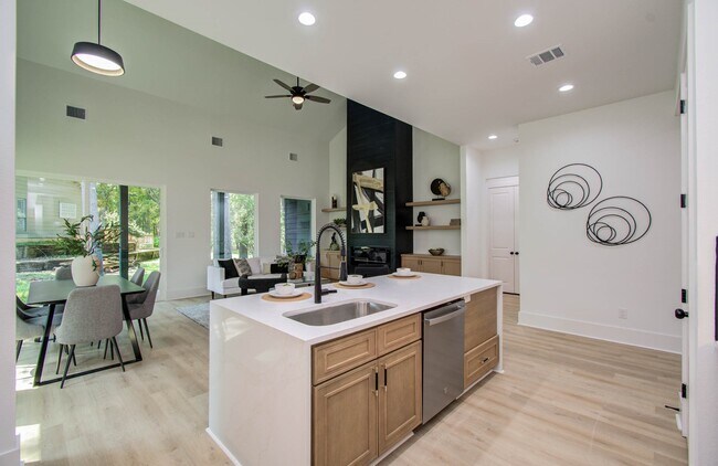 Building Photo - 1802 Rollingwood Dr