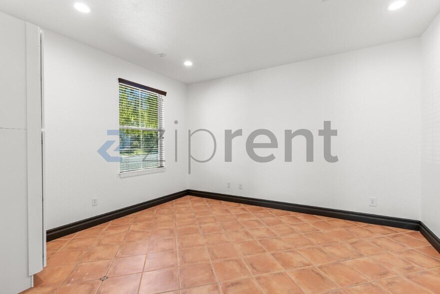 Building Photo - 1485 Clearview Cir