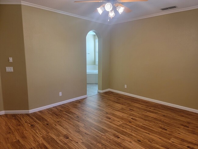Building Photo - Gorgeous 4 bedroom 2.5 bath with large bon...