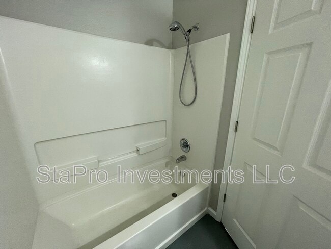 Building Photo - 158 Village Pl