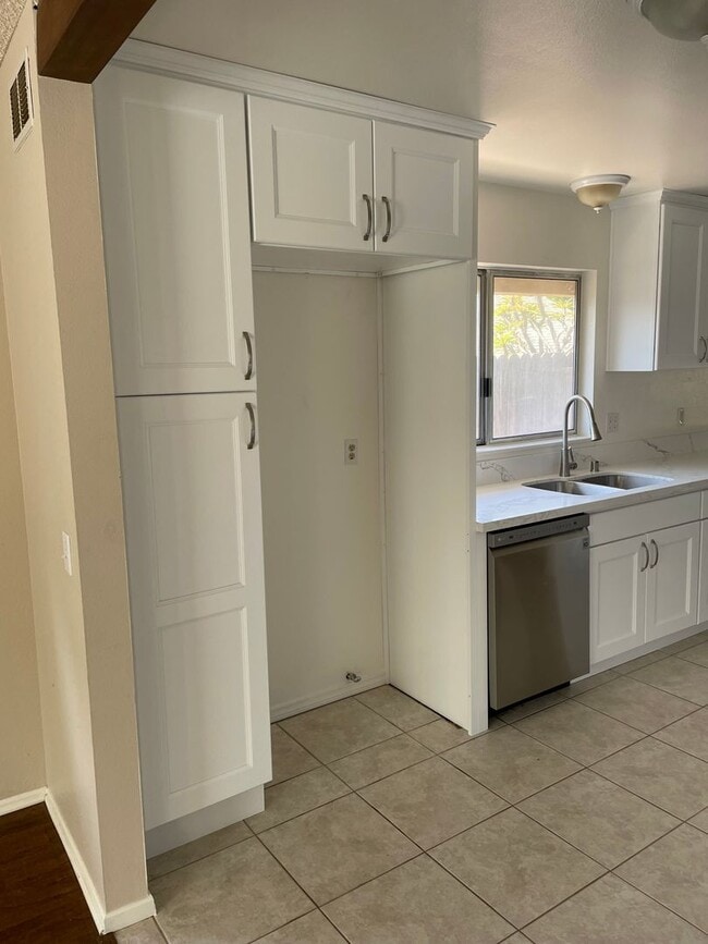 Building Photo - One story home in Mission Oaks near Las Colinas