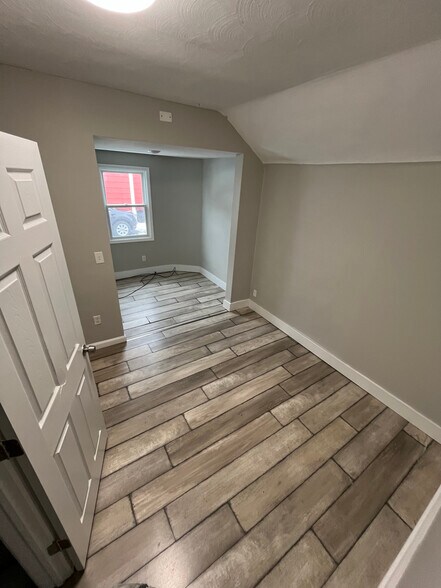 Building Photo - 106 N Main St