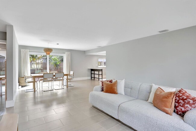 Building Photo - 400 SE 5th Ct