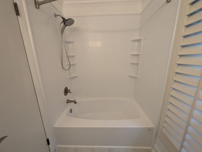 Building Photo - Charming 4 bedroom, 2.5 bath home located in the Raintree Community!