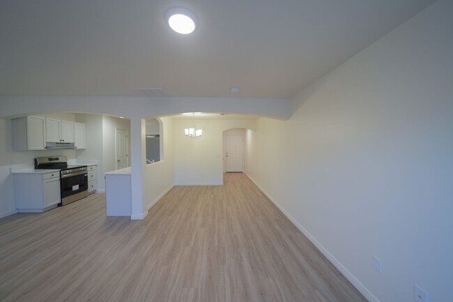 Building Photo - Remodeled 3 Bed / 2.5 Bath Townhome in Great Location