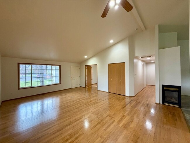 Building Photo - One Level, Golf Course Living- 3 bed + office, 2 bath