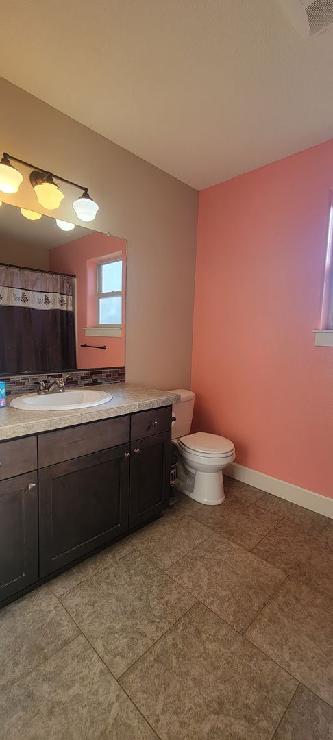 Building Photo - 125 S Ash St