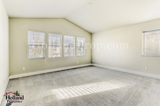 Building Photo - Charming 4-Bedroom Hillsboro Home with Attached Garage and Brand New Carpets!