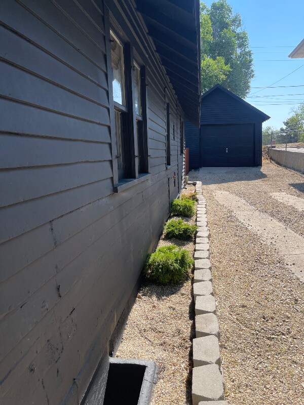 Building Photo - 627 S Melrose St