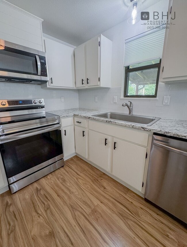 Building Photo - Dog Friendly 2 bed/ 1 bath HOUSE for Rent!
