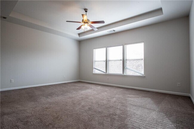 Building Photo - 5410 Mirror Lake Dr