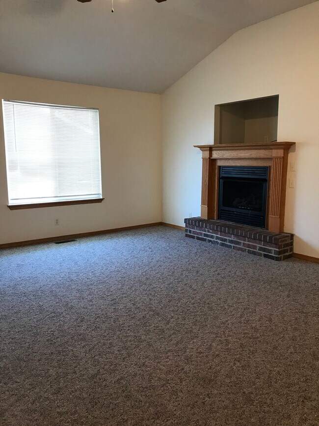 Building Photo - Executive Rental 2 Bedroom 2 Bath 2 Car Garage Duplex