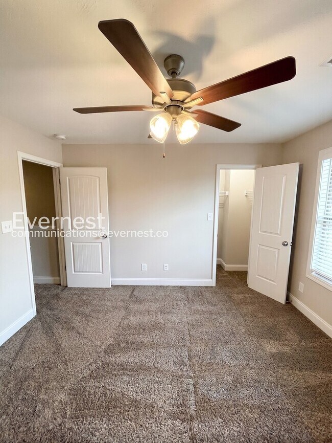 Building Photo - 3 Bed/3 Bath Townhome with Off-Street Parking / Pet-Friendly / Vouchers Accepted / Available Now!