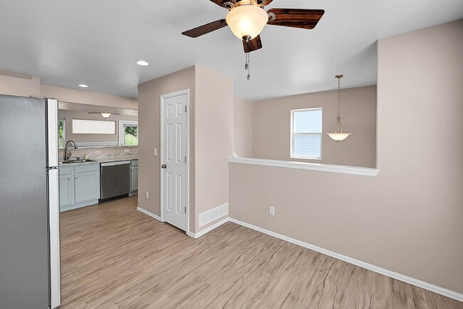Building Photo - $2,050.00, 3 bed, 2.5 bath, located in Pal...