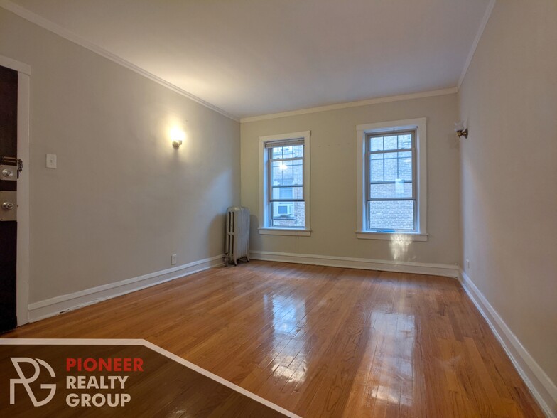 Primary Photo - 2122 W Ainslie St